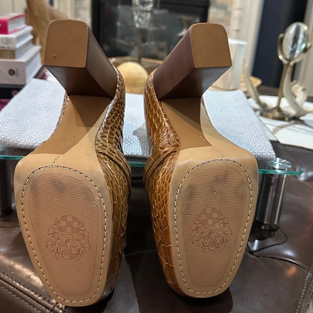 VINCE CAMUTO Mebrana Platform Pump in Brown Embossed Croc, Size 10. EUC Like New